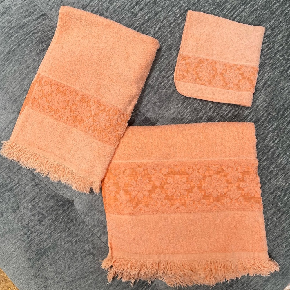 Vintage JCPenney Daisy Orange fringe towel set.  Hand, Bath & wash cloth.
